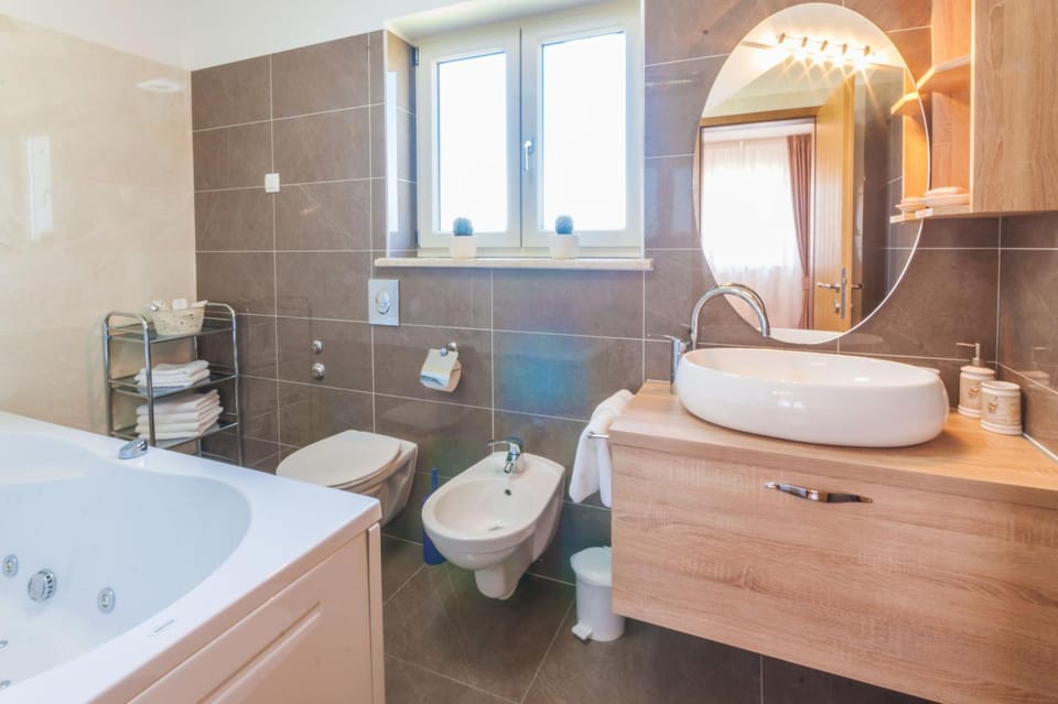 Toilet, Bathroom, Bath, bidet, towels