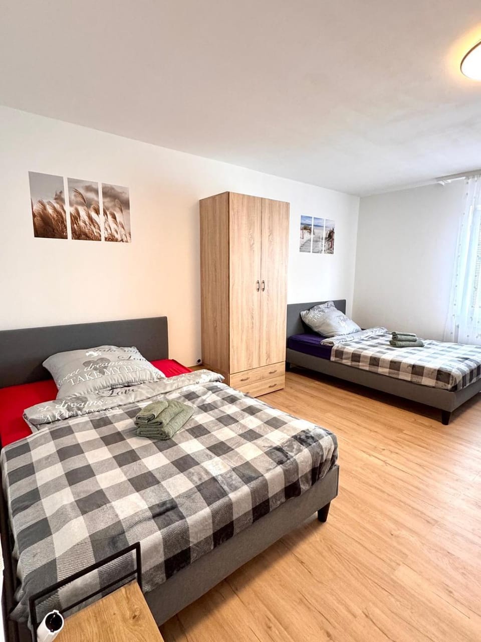 Photo of the whole room, Bedroom, wardrobe