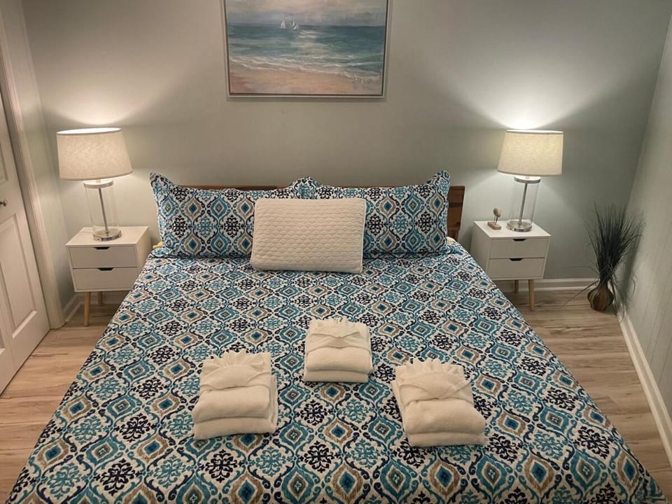 BEACHFRONT KING BED VILLA, PRIVATE BALCONY, SELF CHECK-In Apartment in South Forest Beach