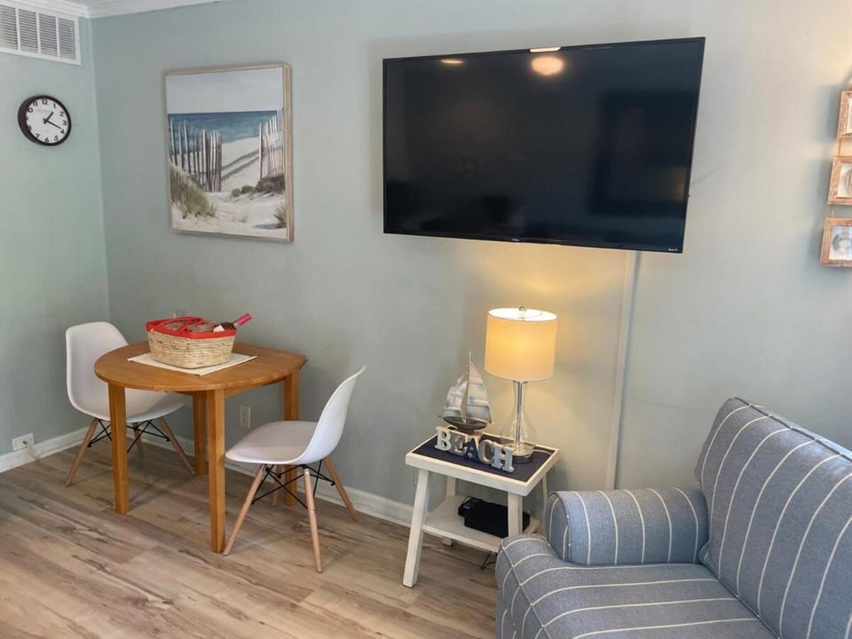 BEACHFRONT KING BED VILLA, PRIVATE BALCONY, SELF CHECK-In Apartment in South Forest Beach