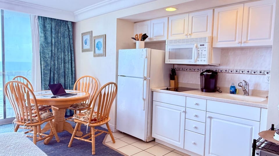 Coffee/tea facilities, Kitchen or kitchenette, Dining area, stove