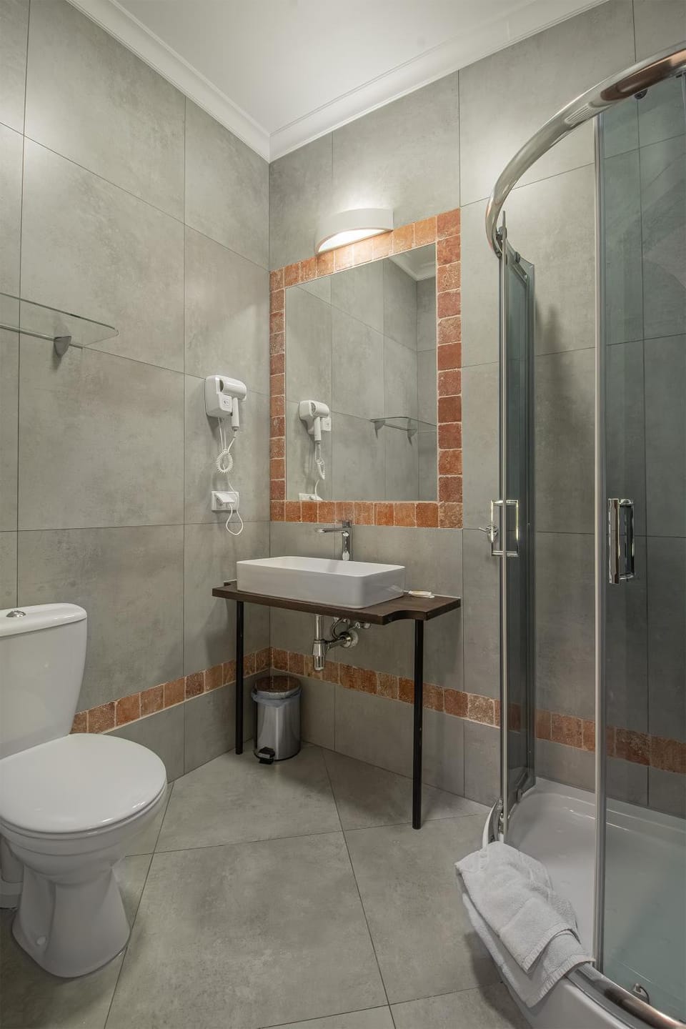Shower, Toilet, towels