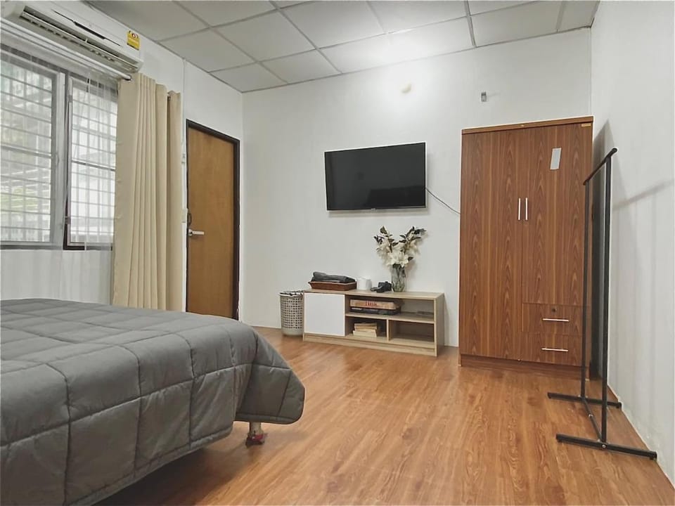 Cheap house 7min next to BTS Kasetsart , 5 bedroom Villa in Bangkok