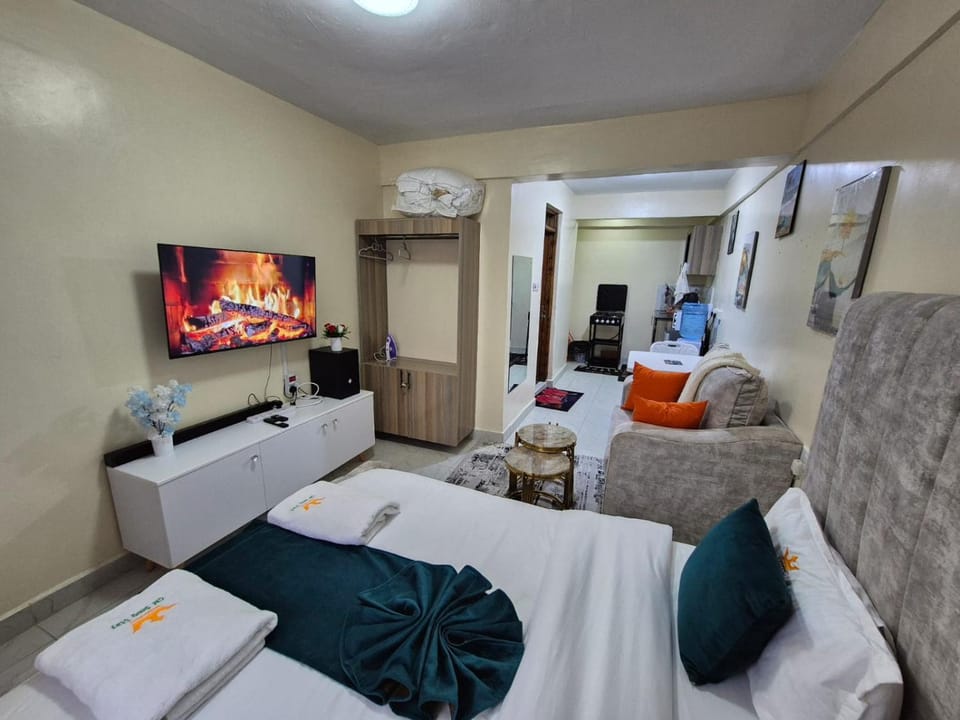 Bed, TV and multimedia, Photo of the whole room, Seating area, Bedroom