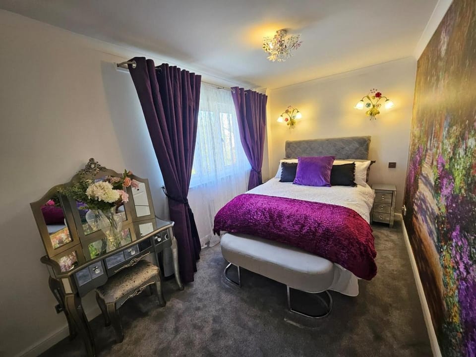 Bed, Photo of the whole room, Seating area, Bedroom