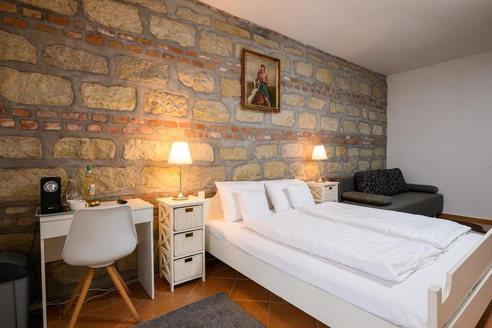 Bed, Seating area, Bedroom