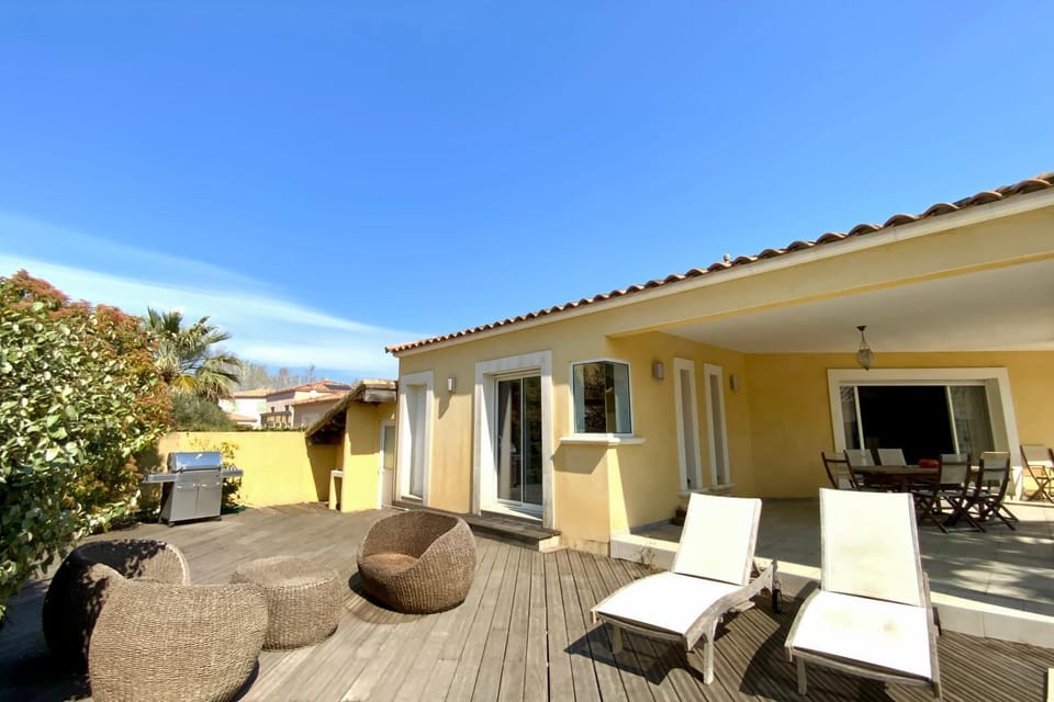 Patio, Day, Balcony/Terrace