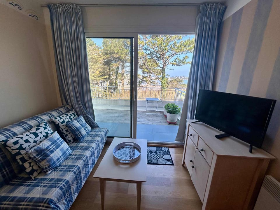 Seafront flat with indoor pool with stunning views Apartment in Plestin-les-Grèves