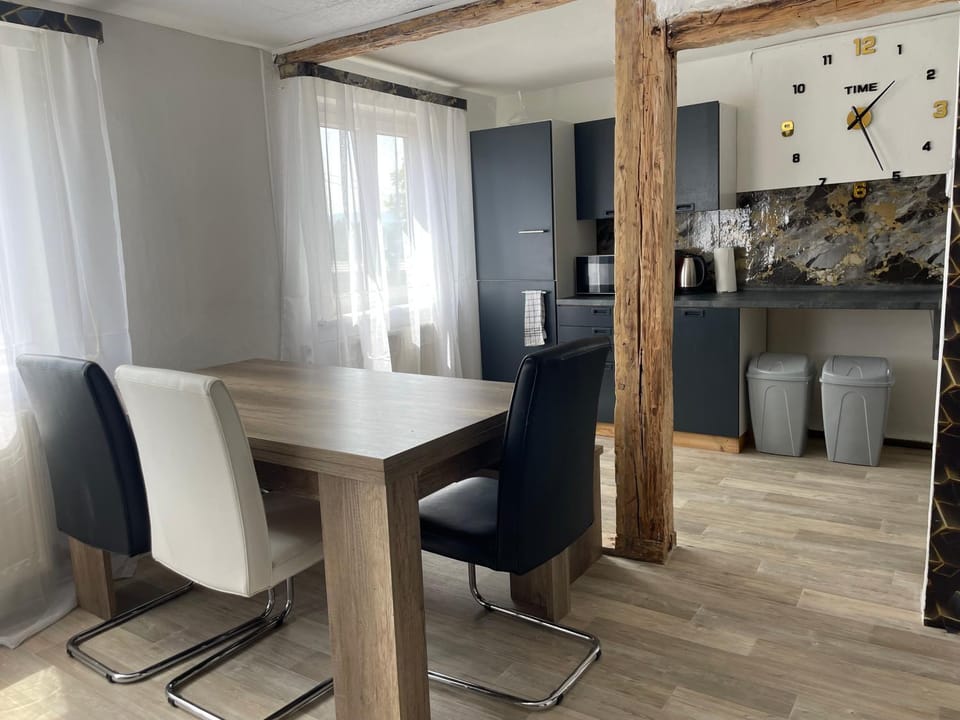 Dining area, Food