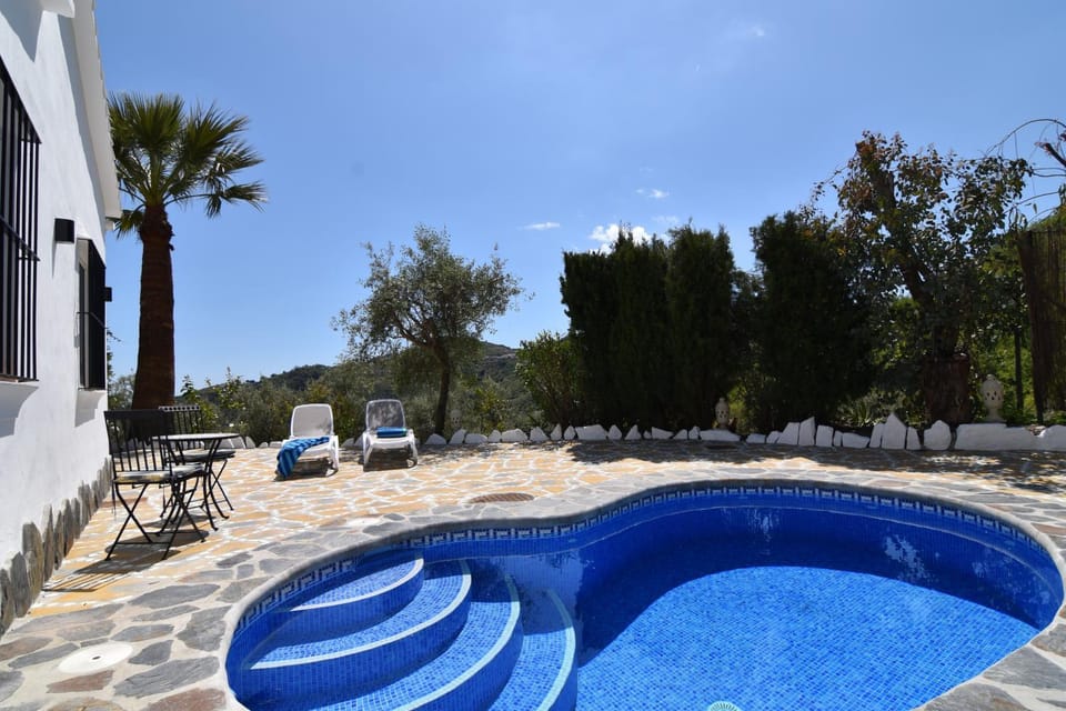 Swimming pool, sunbed