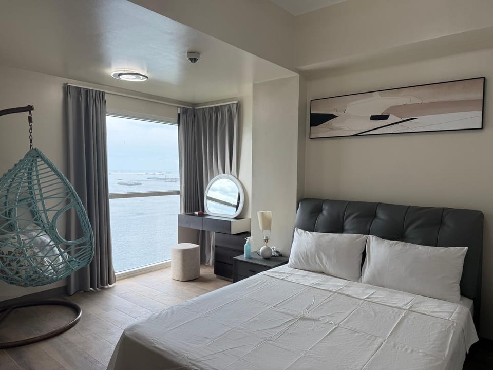 Bed, Living room, Photo of the whole room, Seating area, Bedroom