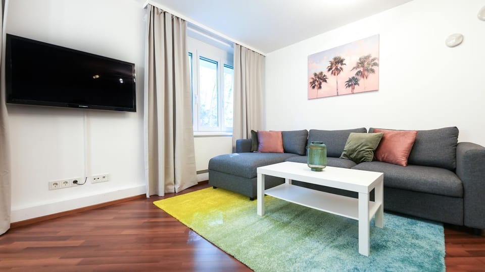 Communal lounge/ TV room, TV and multimedia, Living room, Seating area, Evening entertainment
