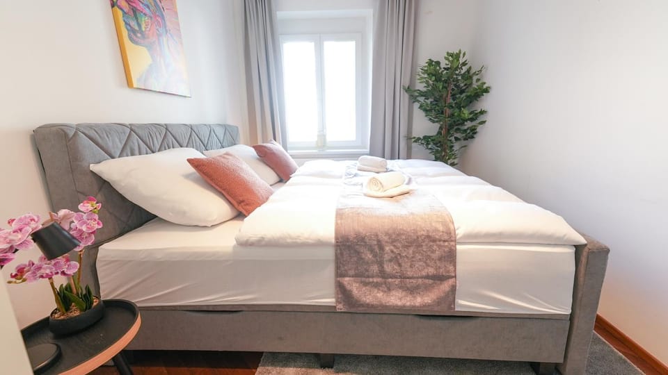 Bed, Photo of the whole room, Bedroom, towels