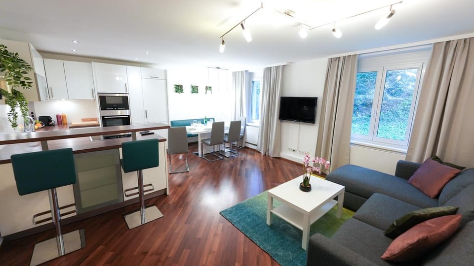 Communal lounge/ TV room, TV and multimedia, Kitchen or kitchenette, Living room, Seating area, Dining area, Evening entertainment