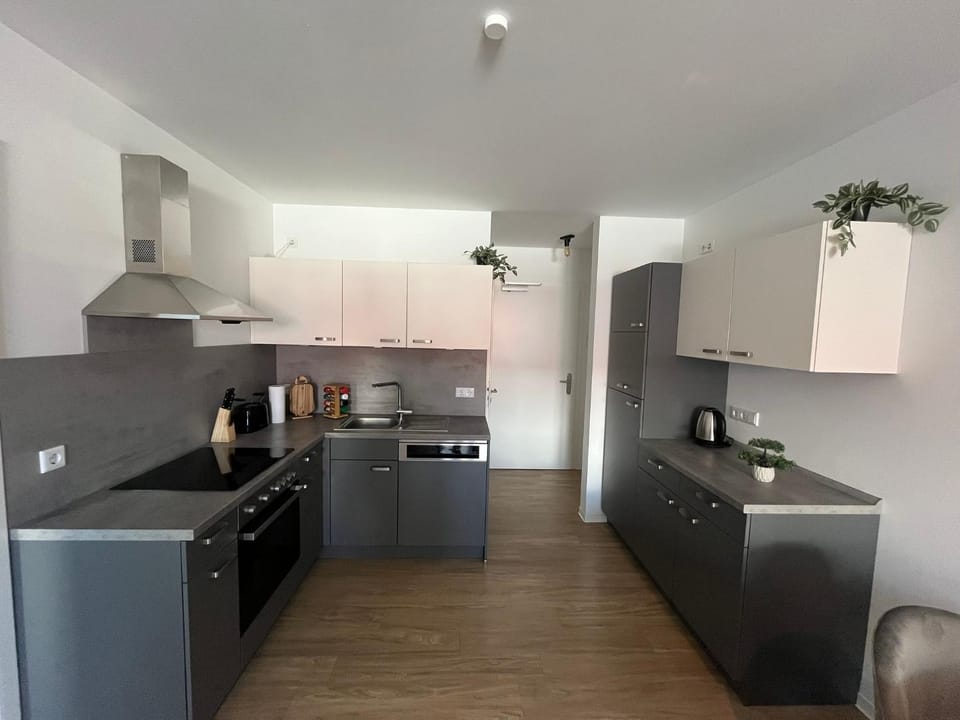 Coffee/tea facilities, Kitchen or kitchenette, dishwasher, oven, stove, toaster