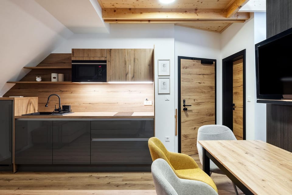 Kitchen or kitchenette, Dining area