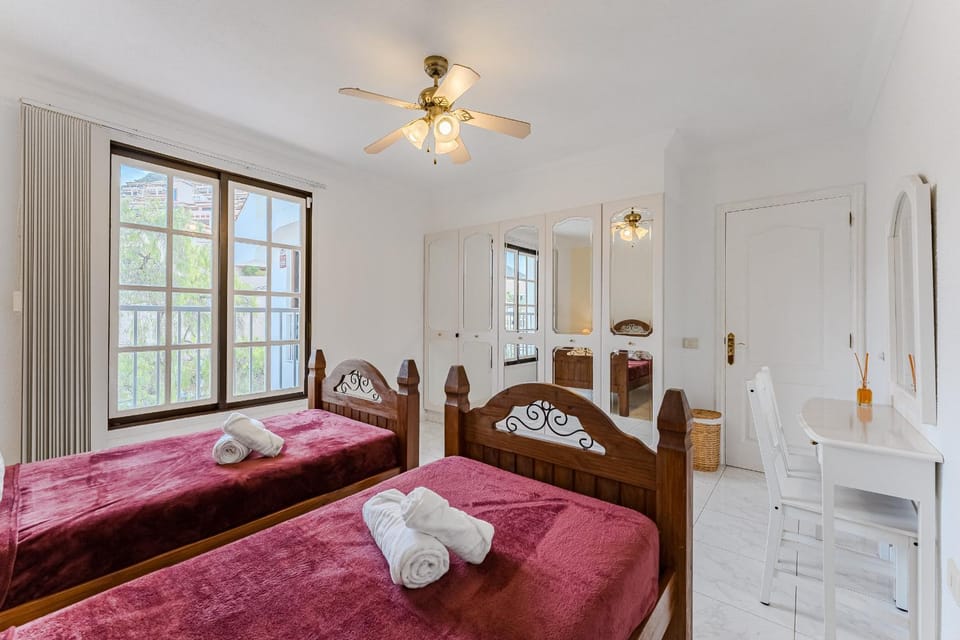 Bed, Bedroom, towels