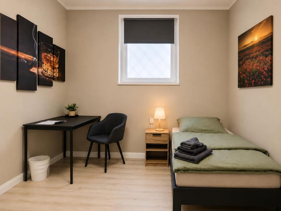 Bed, Photo of the whole room, Seating area, Bedroom, towels