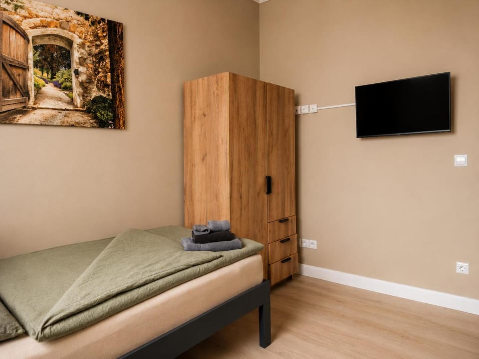 Bed, TV and multimedia, Photo of the whole room, Bedroom, wardrobe