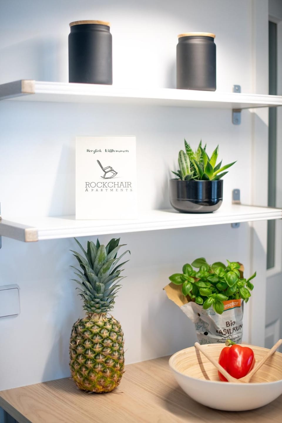 KAISER 04 by ROCKCHAIR Apartments l SUPERHOST Status l 3 Bedrooms Boxspringbeds 2 Bathrooms l Cozy Family & Business Flair 155 sqm 3 Balcony 4th Floor Elevator up to 10 guests welcomes you! Apartment in Berlin