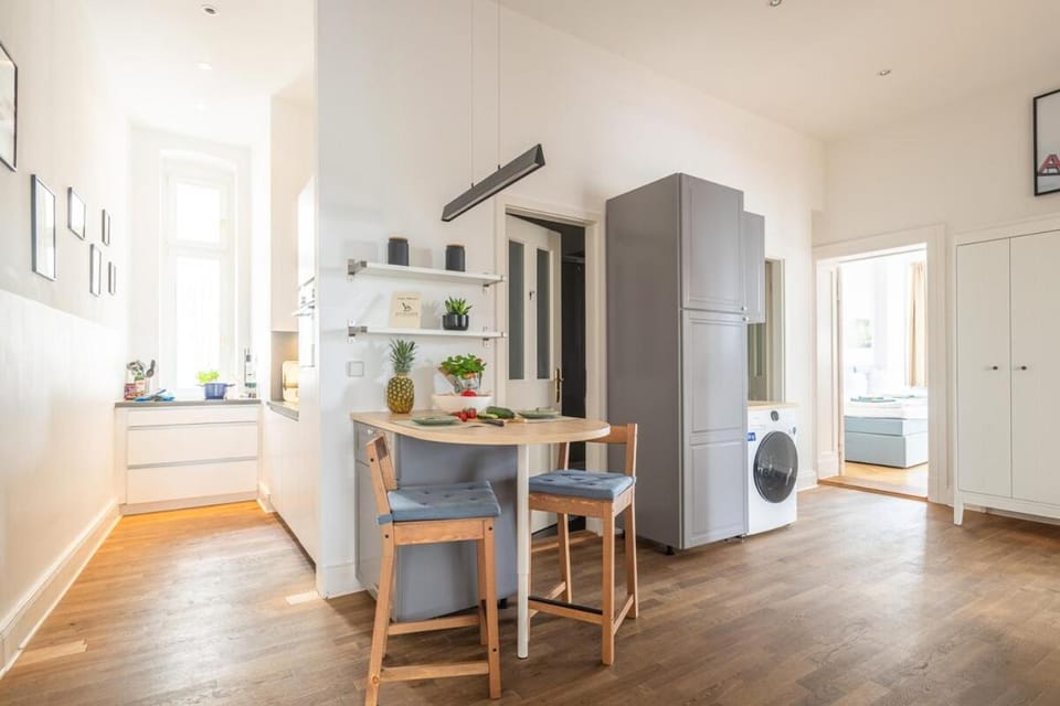 KAISER 04 by ROCKCHAIR Apartments l SUPERHOST Status l 3 Bedrooms Boxspringbeds 2 Bathrooms l Cozy Family & Business Flair 155 sqm 3 Balcony 4th Floor Elevator up to 10 guests welcomes you! Apartment in Berlin