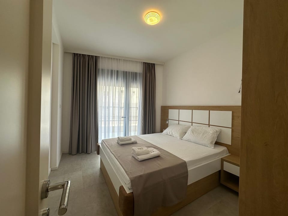 Bed, Bedroom, towels