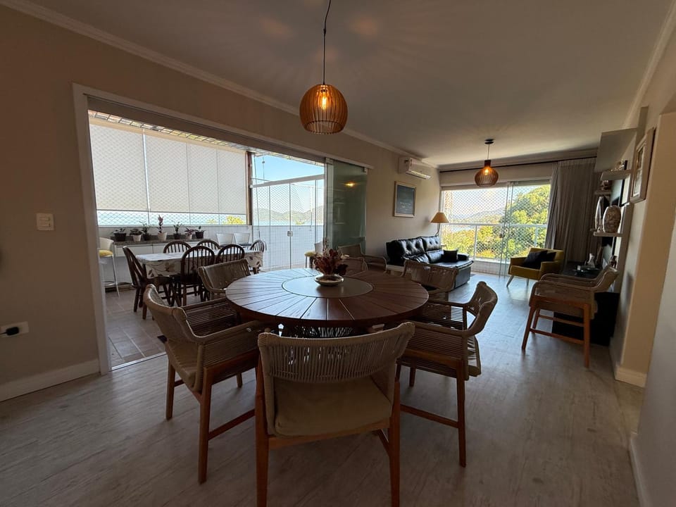 Apartamento em Ubatuba com vista para o mar Apartment in Ubatuba