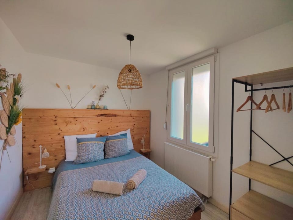 Bed, Photo of the whole room, Bedroom, towels