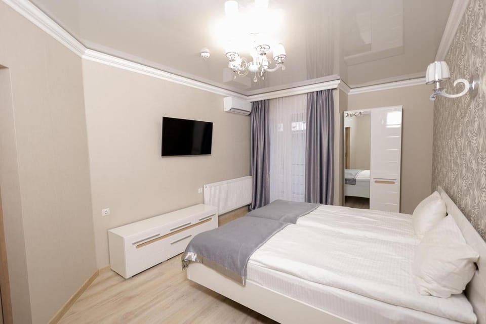 Bed, TV and multimedia, Photo of the whole room, Bedroom
