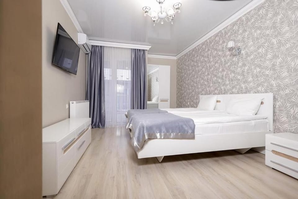 Bed, TV and multimedia, Photo of the whole room, Bedroom