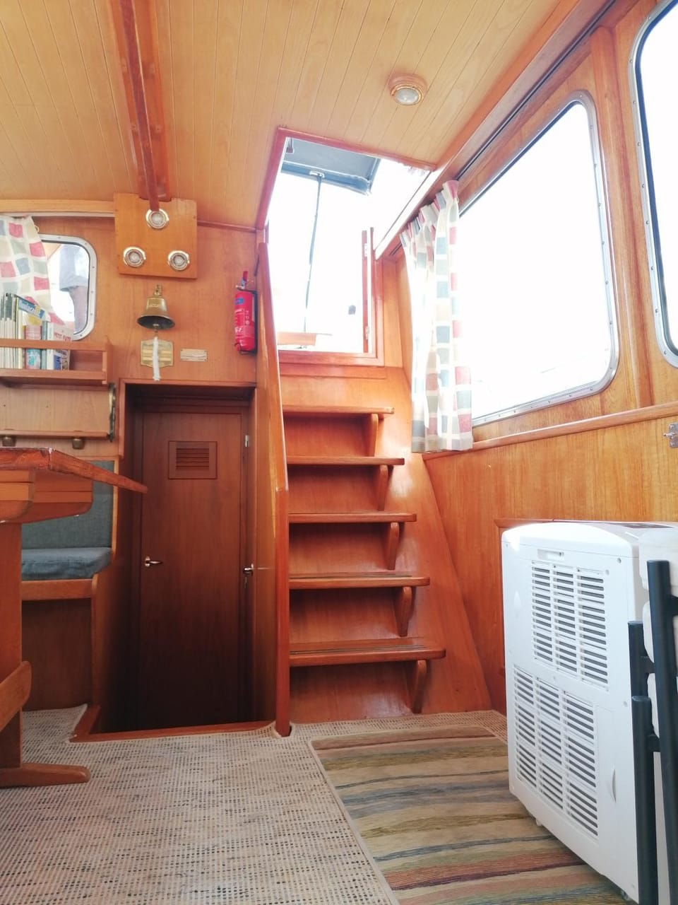 Logement insolite, Péniche Hollandaise Docked boat in Cognac