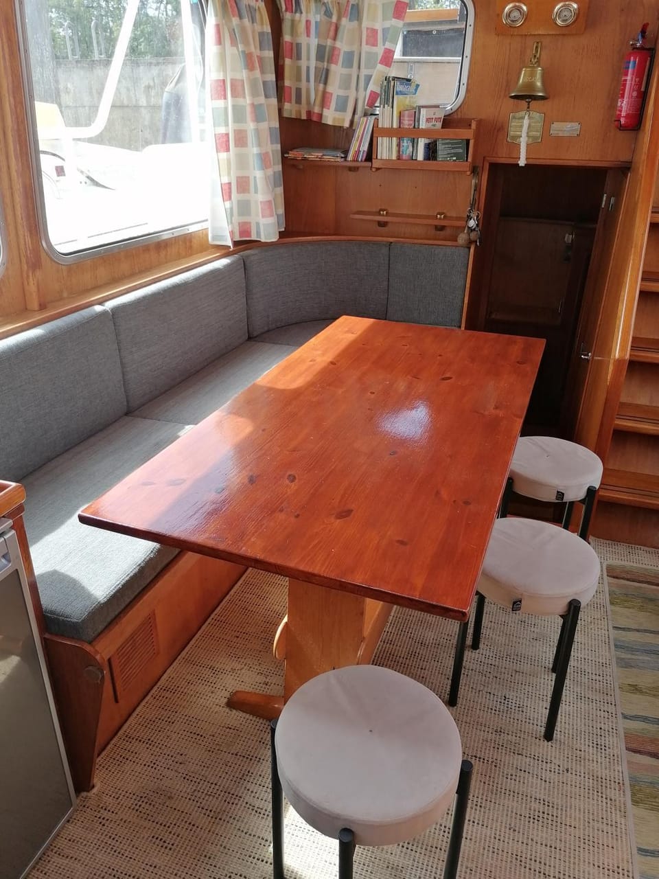 Logement insolite, Péniche Hollandaise Docked boat in Cognac