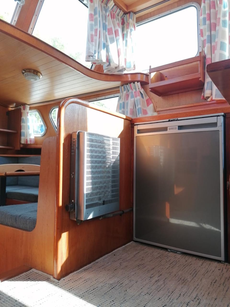 Logement insolite, Péniche Hollandaise Docked boat in Cognac