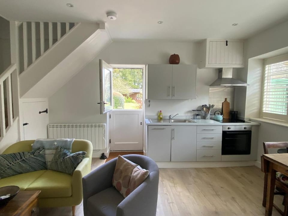 Kitchen or kitchenette, Seating area