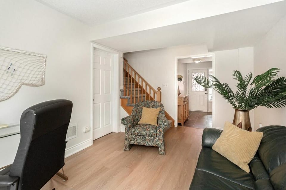 The Mt Pleasant Residence - 'Your Cozy Away-Home' Apartment in Halton Hills