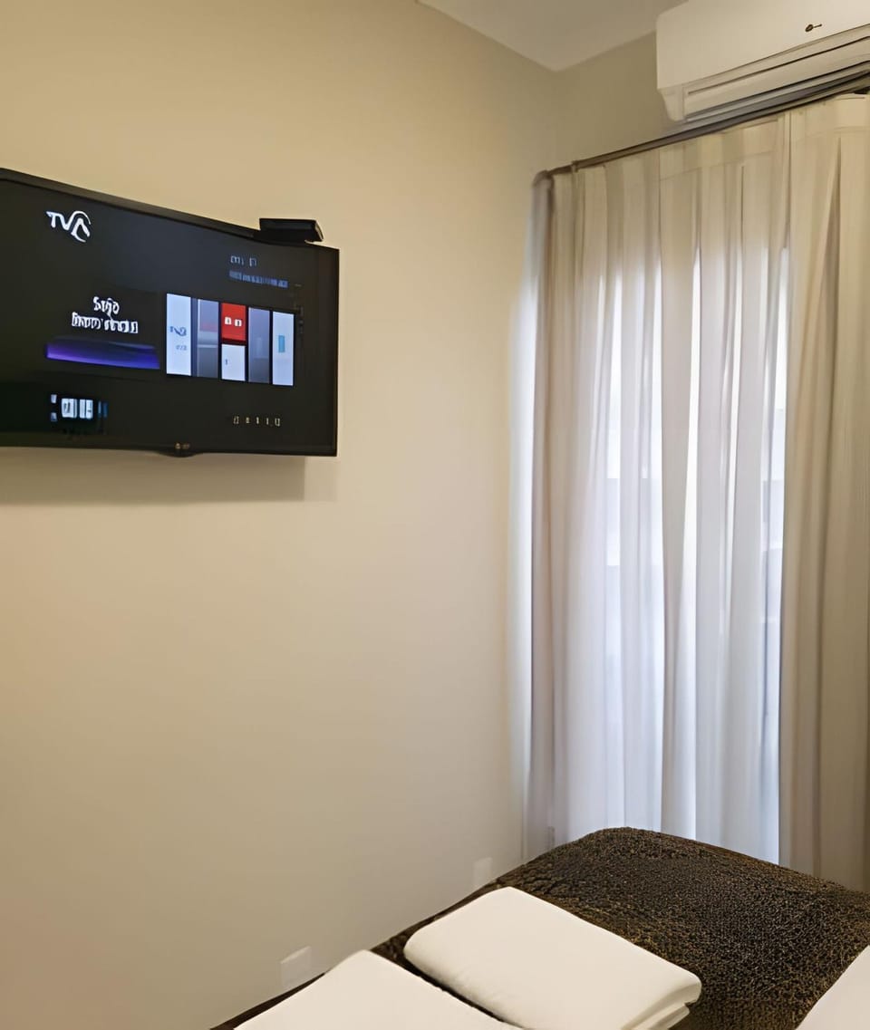 Bed, TV and multimedia, Bedroom