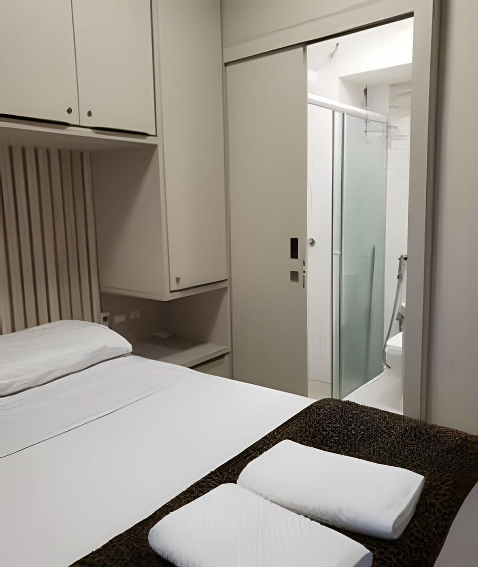 Toilet, Bed