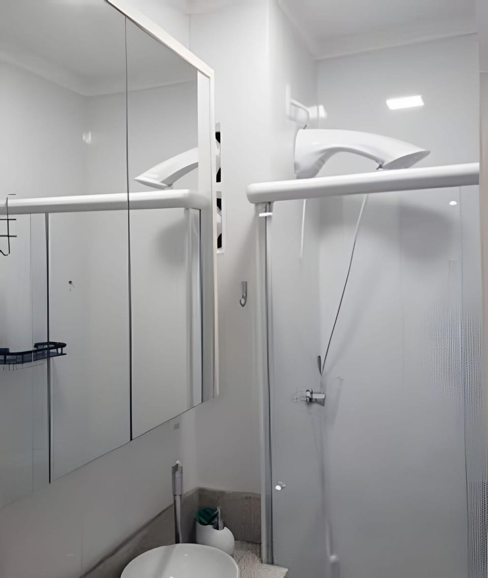 Shower, Toilet