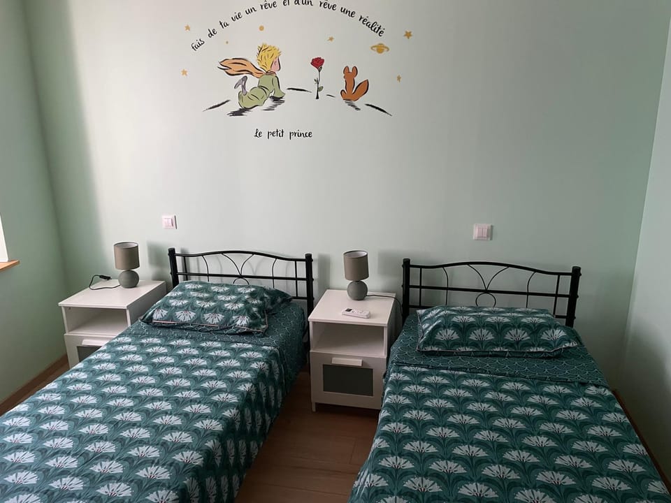 Photo of the whole room, Bedroom