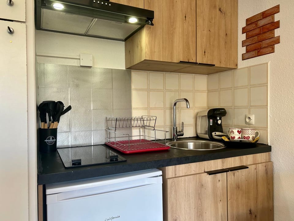 Coffee/tea facilities, Kitchen or kitchenette, stove