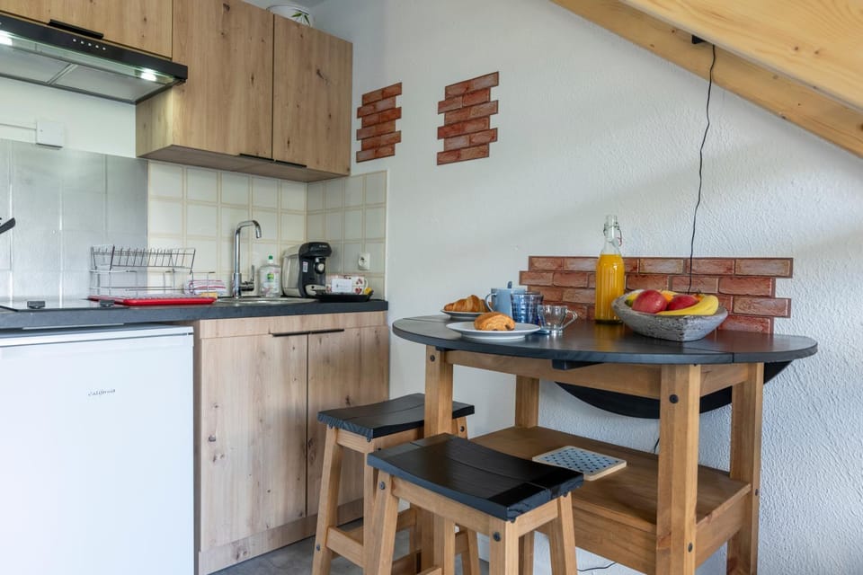 Kitchen or kitchenette, Dining area, stove