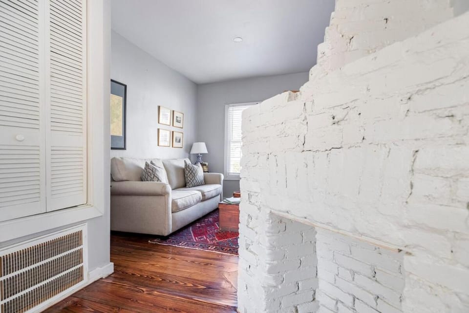 HISTORIC DOWNTOWN KING BED COTTAGE- PARKING and PATIO Apartment in Savannah