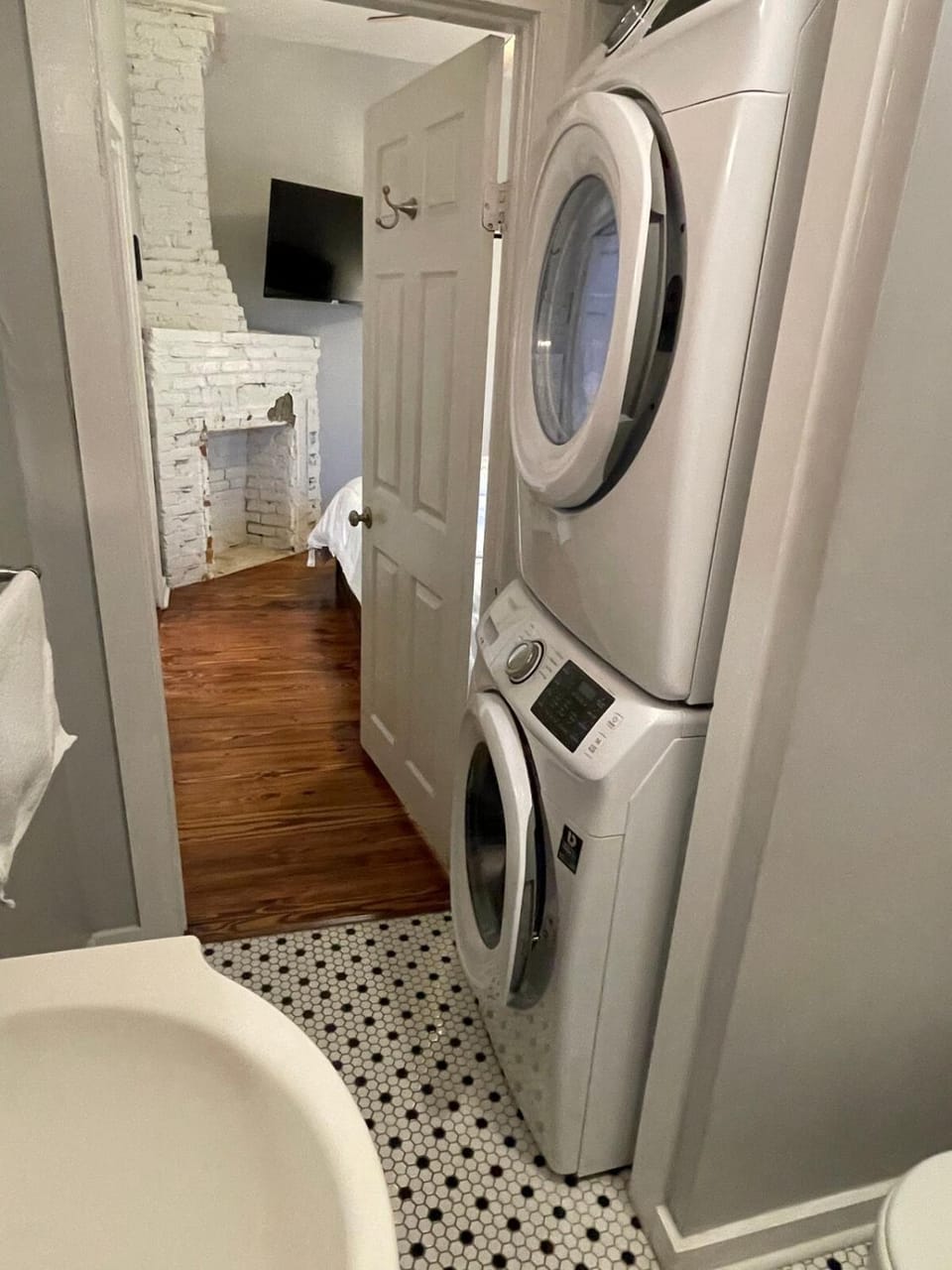 HISTORIC DOWNTOWN KING BED COTTAGE- PARKING and PATIO Apartment in Savannah