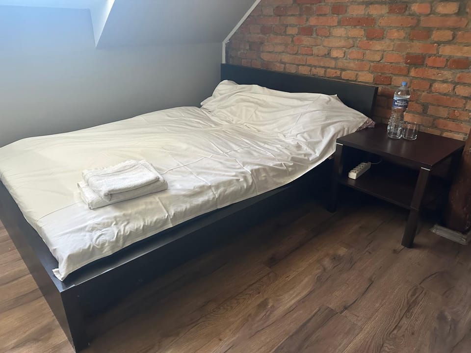 Bedroom, towels