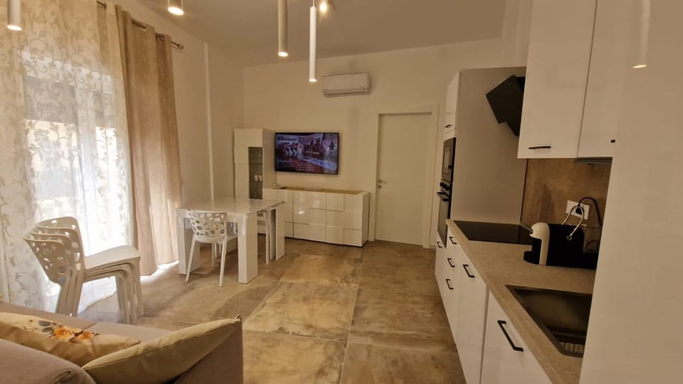 TV and multimedia, Coffee/tea facilities, Balcony/Terrace, Kitchen or kitchenette, Living room, Seating area, Dining area, minibar, oven, stove, toaster, air conditioner