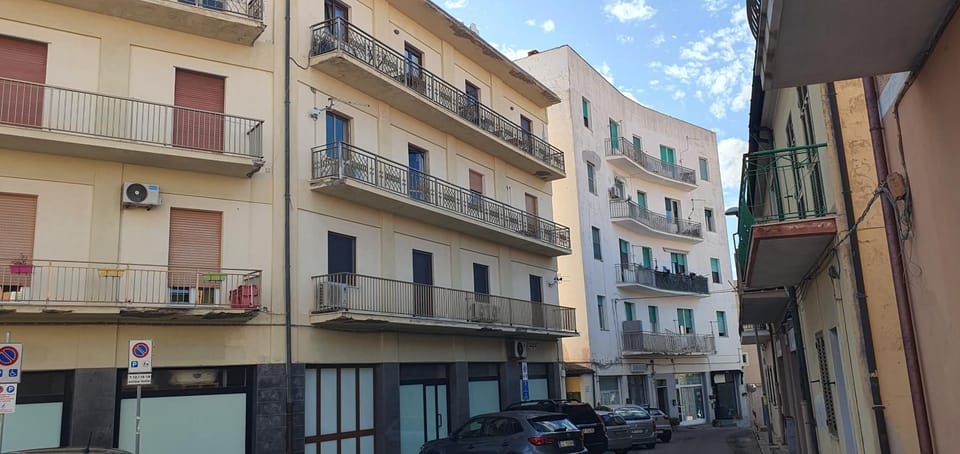 Property building, Neighbourhood, City view, Street view, Location, Parking