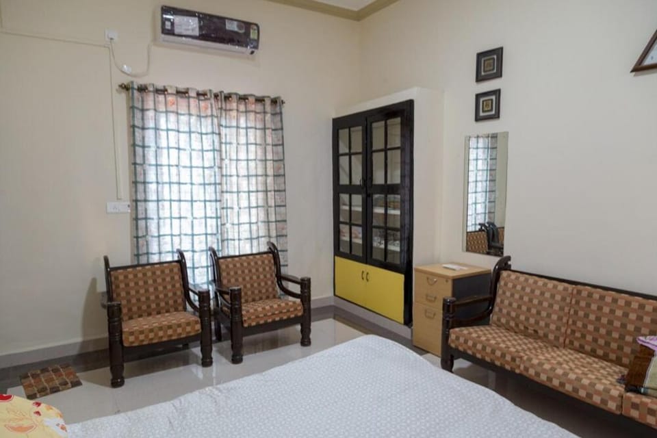 Bed, Seating area, Bedroom, air conditioner