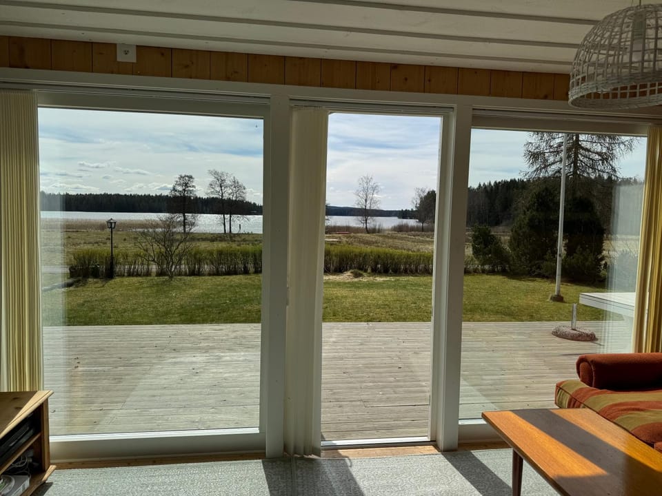 Underbar sjöutsikt nära bad och fiske House in Sweden