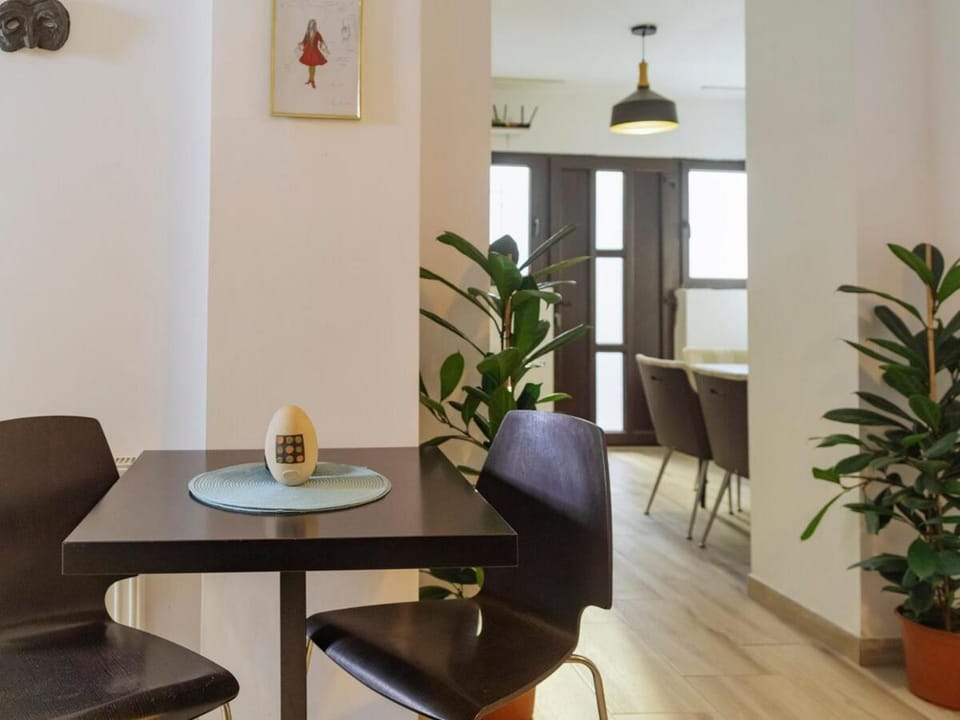 Urban Stillness - 3BD Hideaway Villa in Bucharest