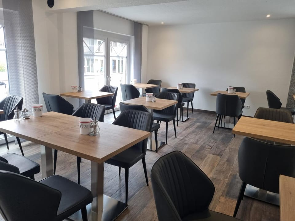 Seating area, Breakfast